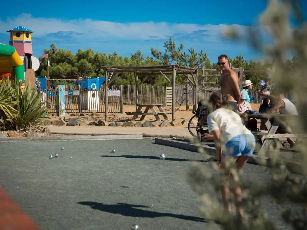 famille qui joue à la pétanque camping Chadotel La Dune des Sables aux Sables d'Olonne en Vendée