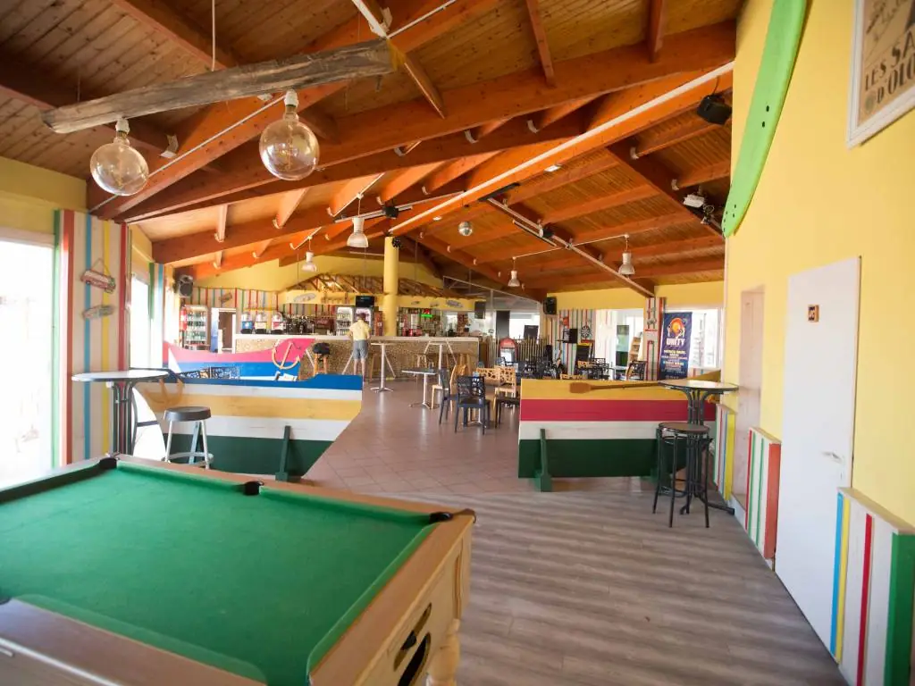 espace jeux dans le bar du camping Chadotel La Dune des Sables aux Sables d'Olonne en Vendée