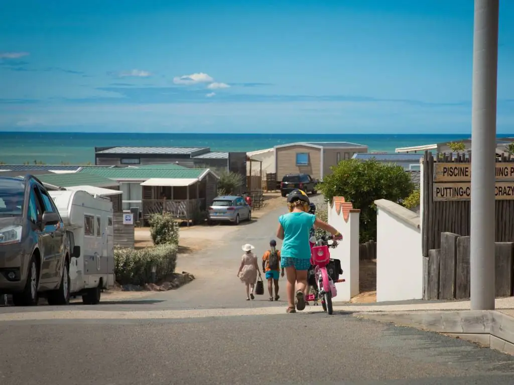 allée du camping avec vue sur l'océan atlantique camping Chadotel La Dune des Sables aux Sables d'Olonne en Vendée