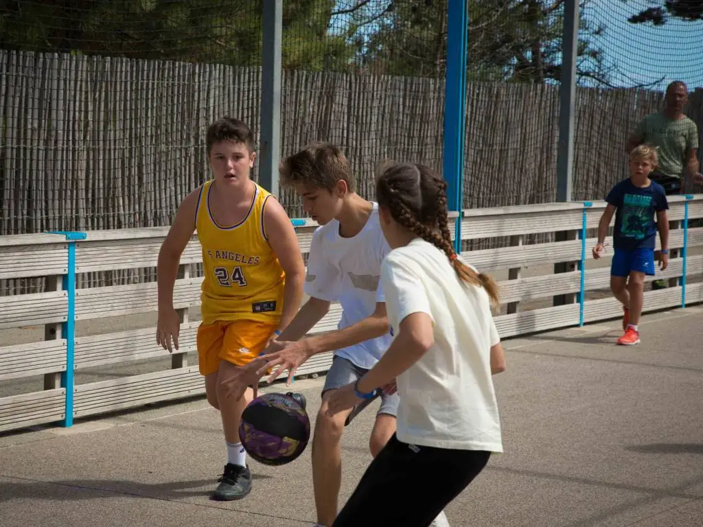 jeunes qui jouent au ballon au city stade camping Chadotel La Dune des Sables aux Sables d'Olonne en Vendée