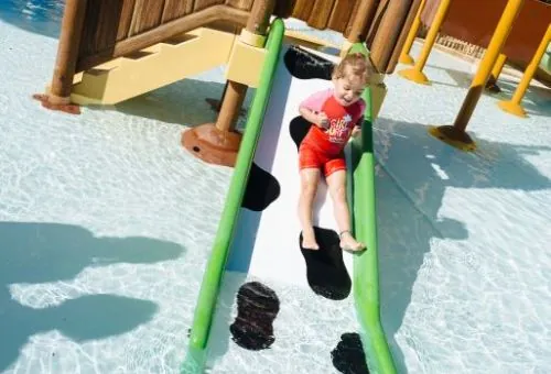 enfant qui glisse dans le toboggan de la pataugeoire camping Chadotel La Trévillière à Brétignolles sur Mer en Vendée