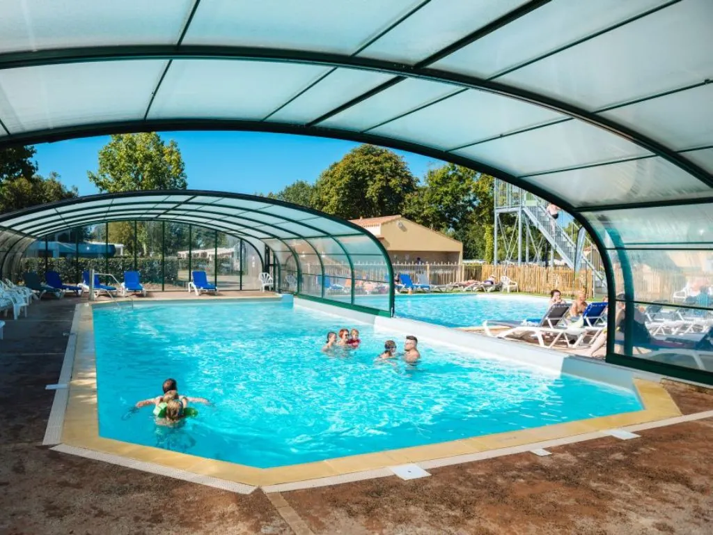 famille dans la piscine couverte camping Chadotel La Trévillière à Brétignolles sur Mer en Vendée