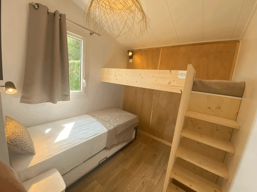 Chambre avec 3 lits simples, dont un lit en mezzanine, et un lit gigogne