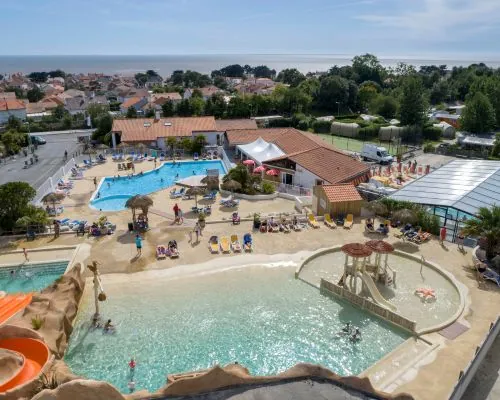 vue du parc aquatique et de la plage du camping Chadotel Les Ecureuils à la Bernerie en Retz
