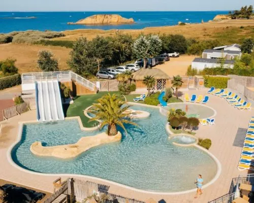 Vue sur la piscine et la plage du camping chadotel les iles à Pénestin.