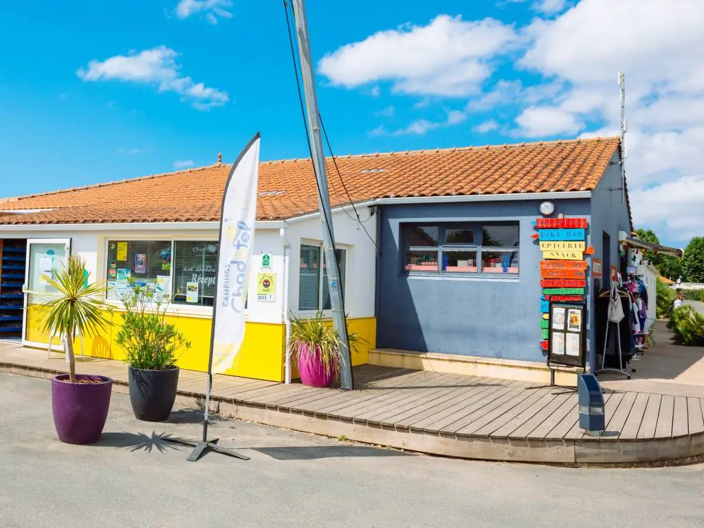 extérieur de la réception du camping Chadotel La Bolée d'Air à Saint Vincent sur Jard en Vendée