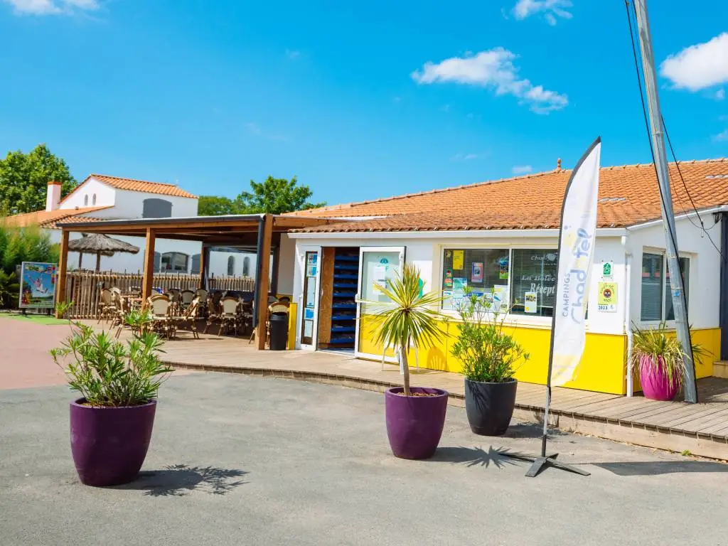 terrasse extérieure de l'espace bar du camping Chadotel La Bolée d'Air à Saint Vincent sur Jard en Vendée