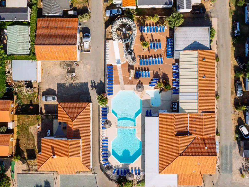 vue drone de la piscine extérieure et toboggan aquatique du camping Chadotel La Bolée d'Air à Saint Vincent sur Jard en Vendée