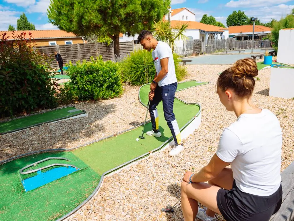 personnes qui jouent au mini-golf camping Chadotel La Bolée d'Air à Saint Vincent sur Jard en Vendée