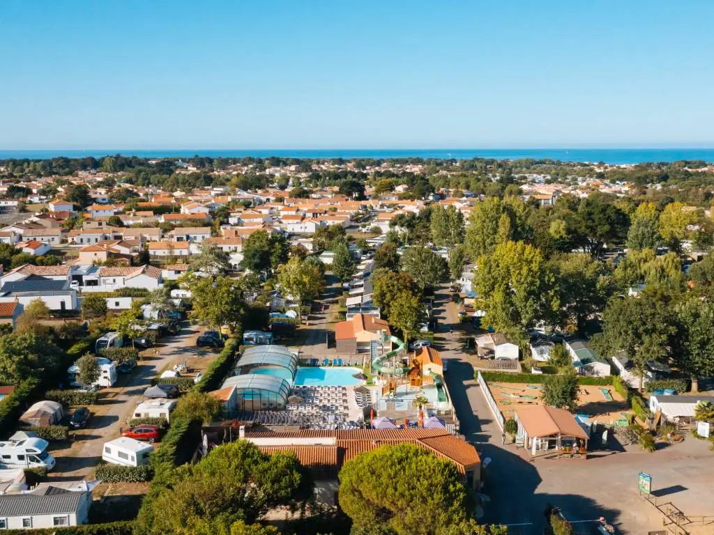 vue drone du camping Chadotel La Trévillière à Brétignolles sur Mer en Vendée et vue sur l'océan atlantique