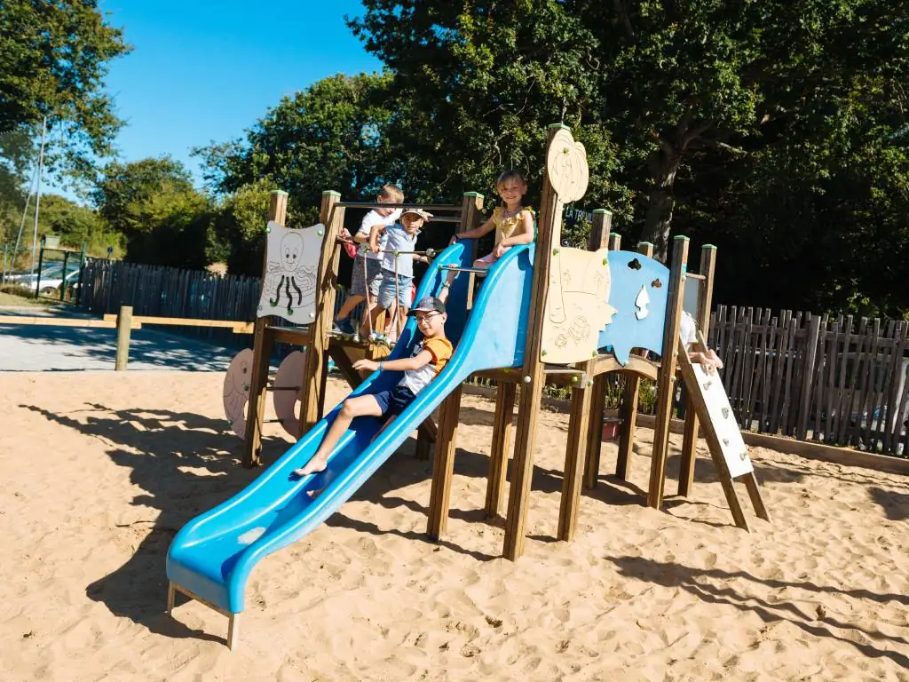 enfnats dans le toboggan de l'air de jeux camping Chadotel La Trévillière à Brétignolles sur Mer en Vendée