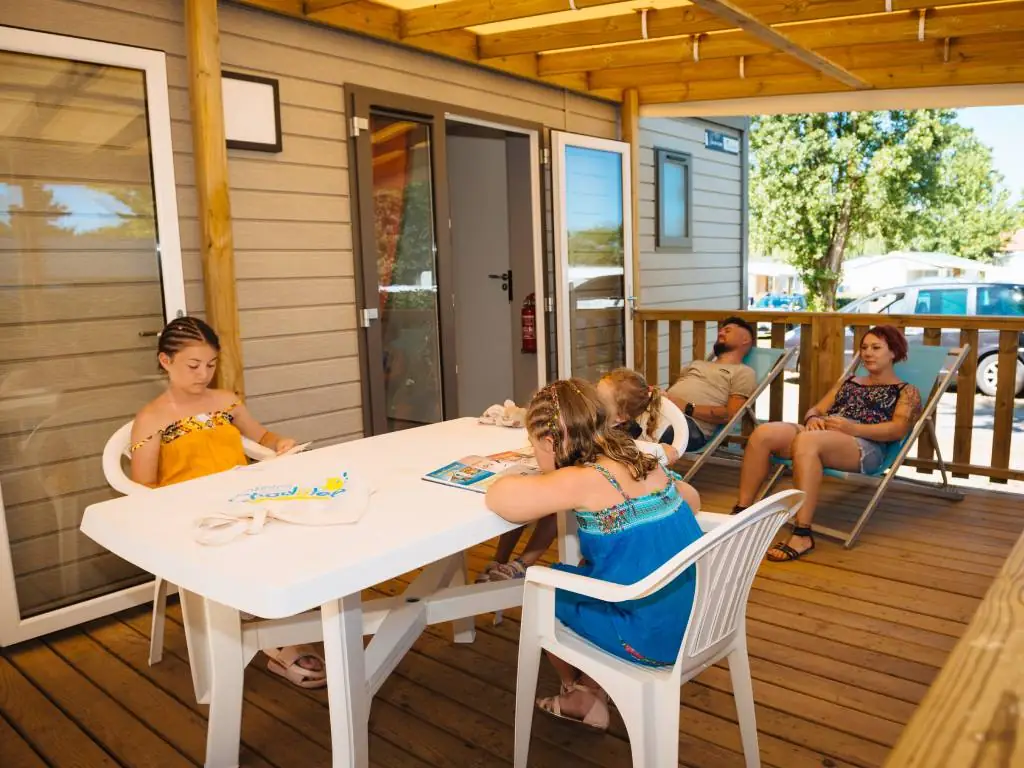 famille sur la terrasse d'un mobil-home camping Chadotel La Trévillière à Brétignolles sur Mer en Vendée