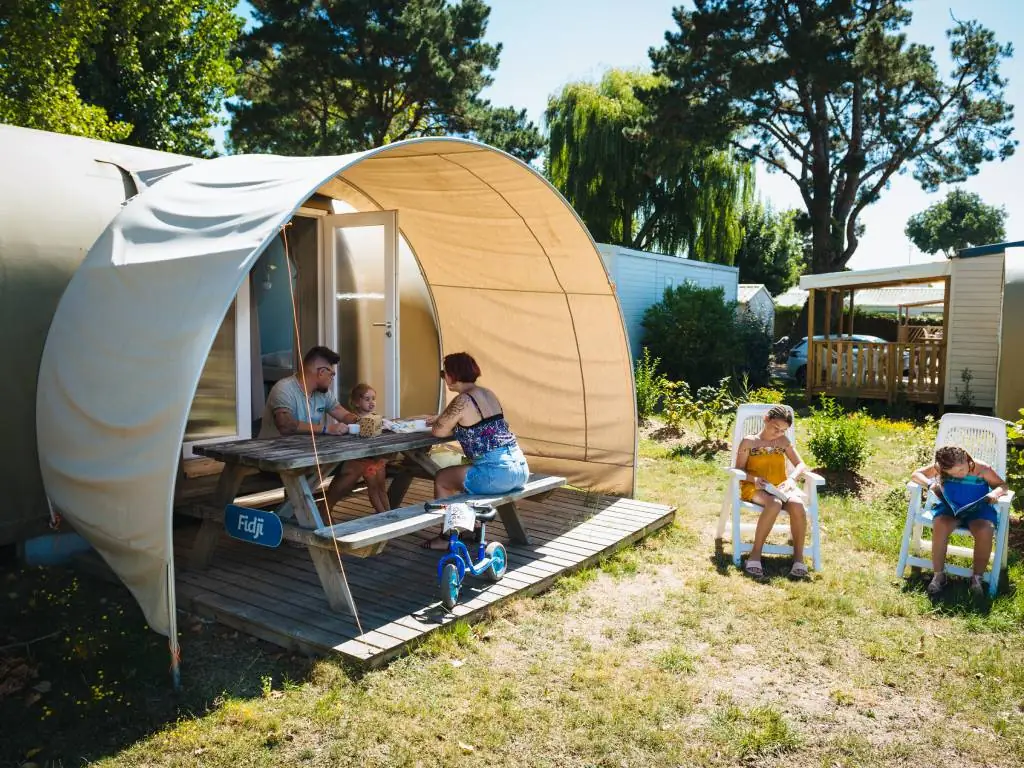 famille dans un lodge coco camping Chadotel La Trévillière à Brétignolles sur Mer en Vendée