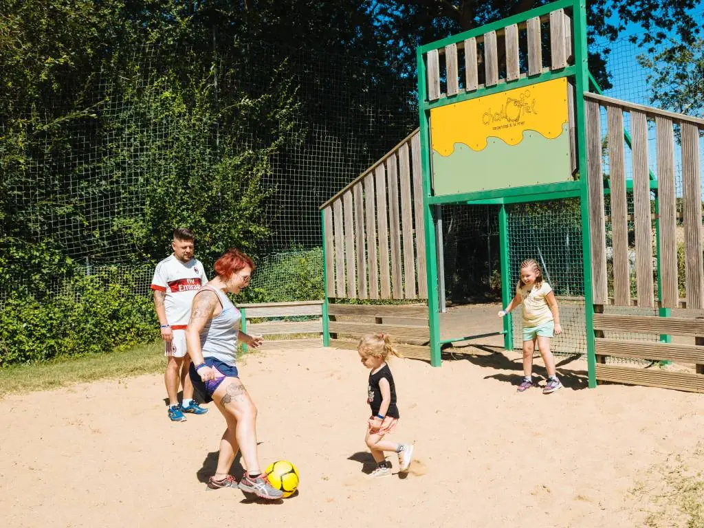 famille qui joue au terrain multisport camping Chadotel La Trévillière à Brétignolles sur Mer en Vendée