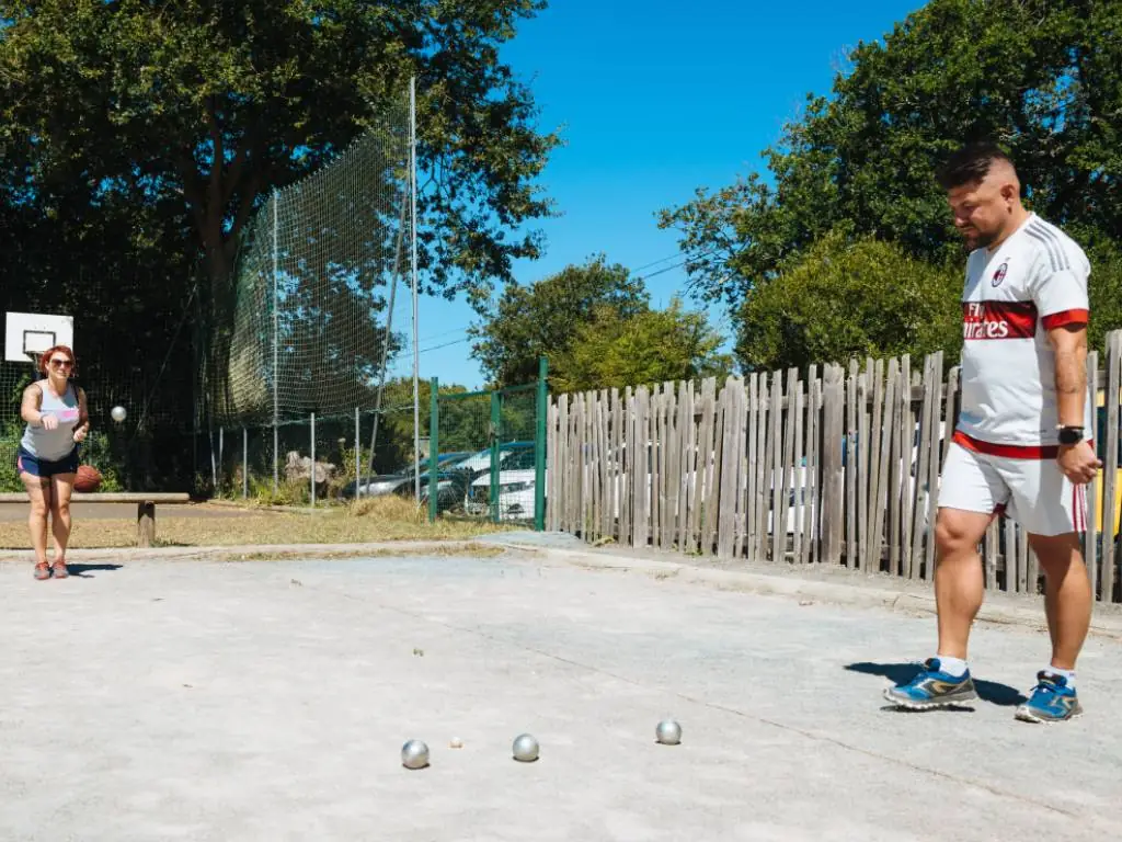 personnes qui jouent à la pétanque camping Chadotel La Trévillière à Brétignolles sur Mer en Vendée