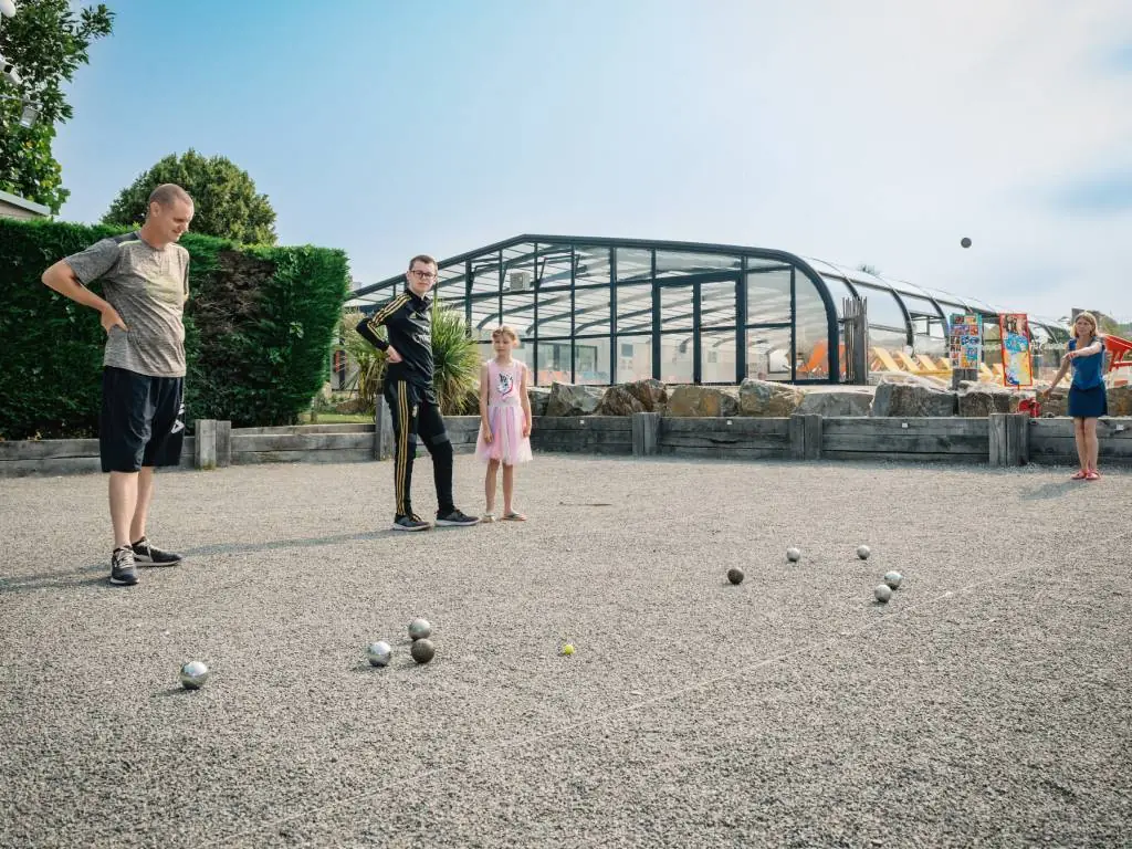 famille qui joue à la pétanque camping Chadotel les Ecureuils à la Bernerie en Retz