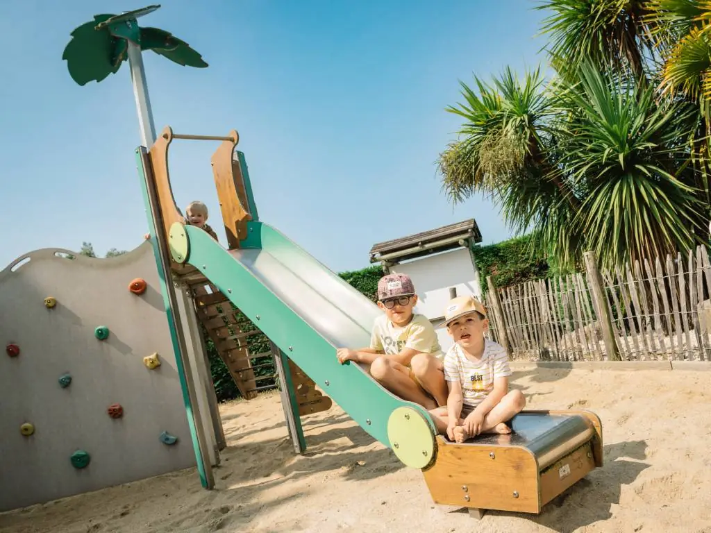 enfants qui glissent dans le toboggan de l'air de jeux camping Chadotel les Ecureuils à la Bernerie en Retz