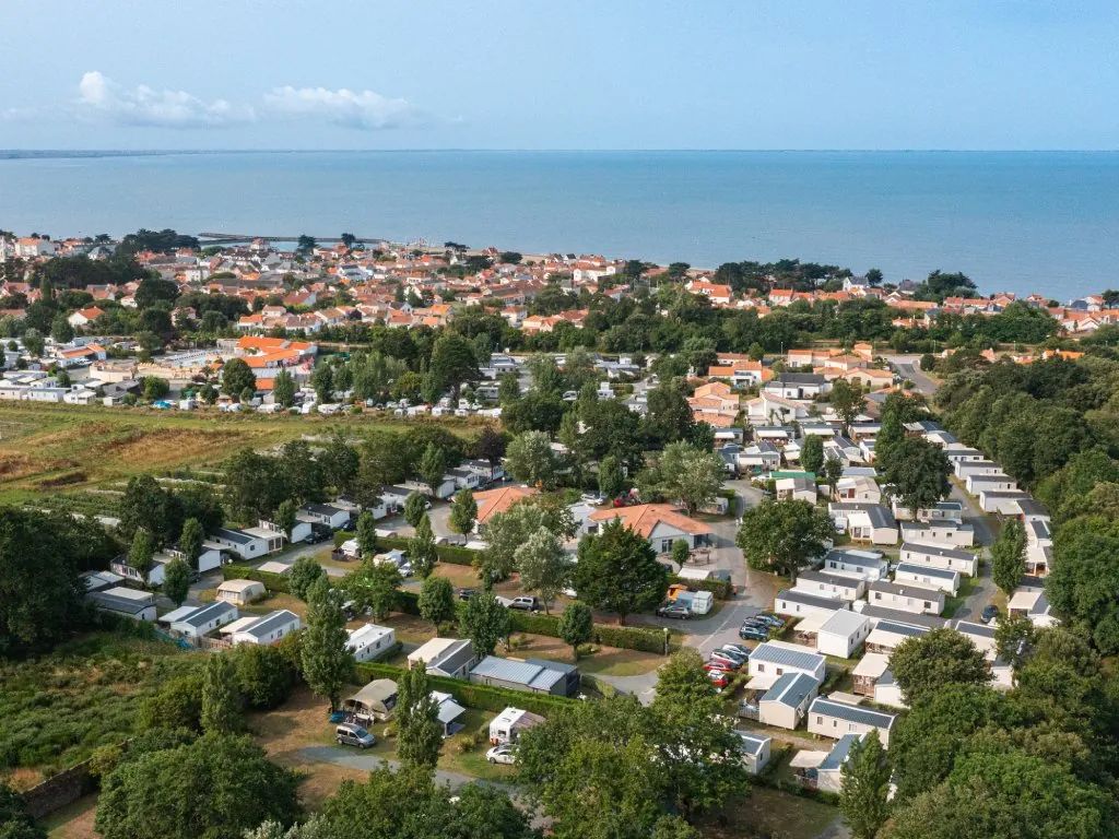 vue drone sur le camping et la vue mer camping Chadotel les Ecureuils à la Bernerie en Retz