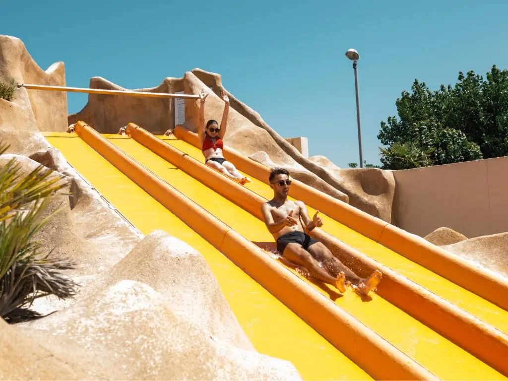 jeunes qui s'amusent dans les toboggans aquatiques camping Chadotel les Ecureuils à la Bernerie en Retz