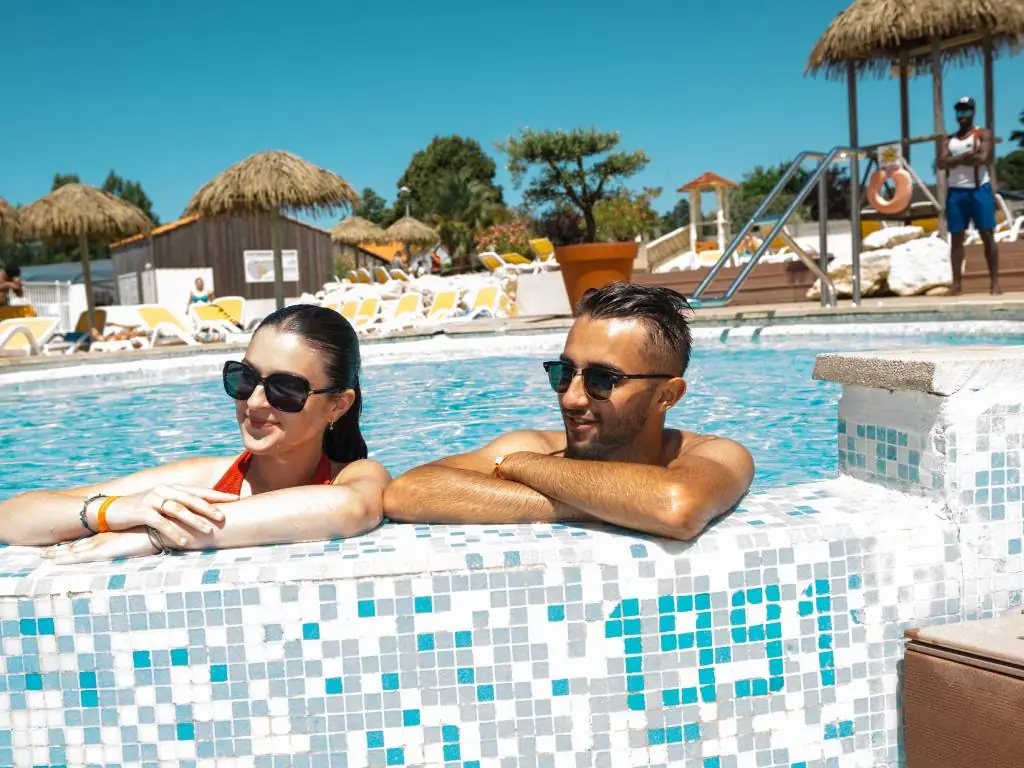 jeune couple dans le bain à bulle du parc aquatique du camping Chadotel les Ecureuils à la Bernerie en Retz