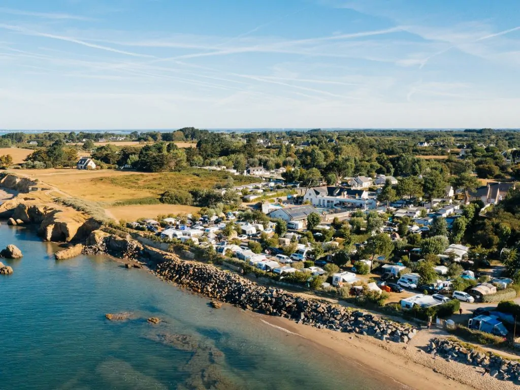 vue par drone du camping chadotel les iles et de la vue sur l'océan