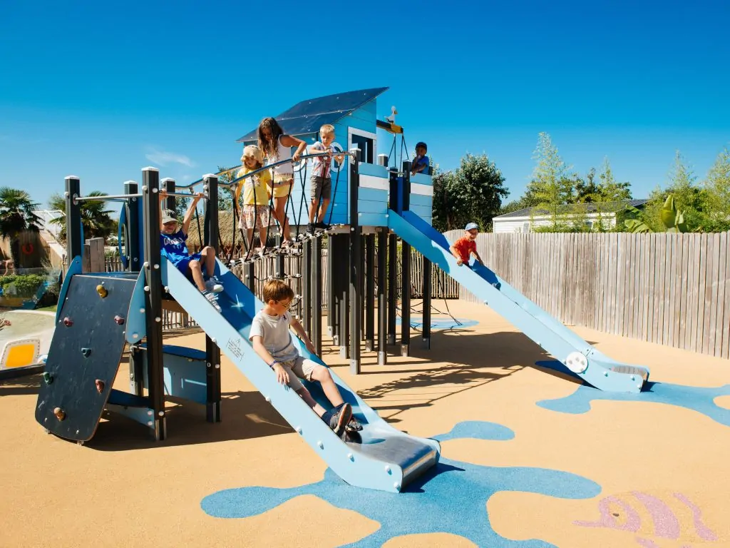 enfants qui jouent dans l'aire de jeux au camping les iles chadotel à pénestin