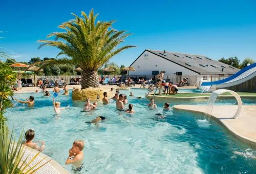 espace aquatique avec toboggan Morbihan